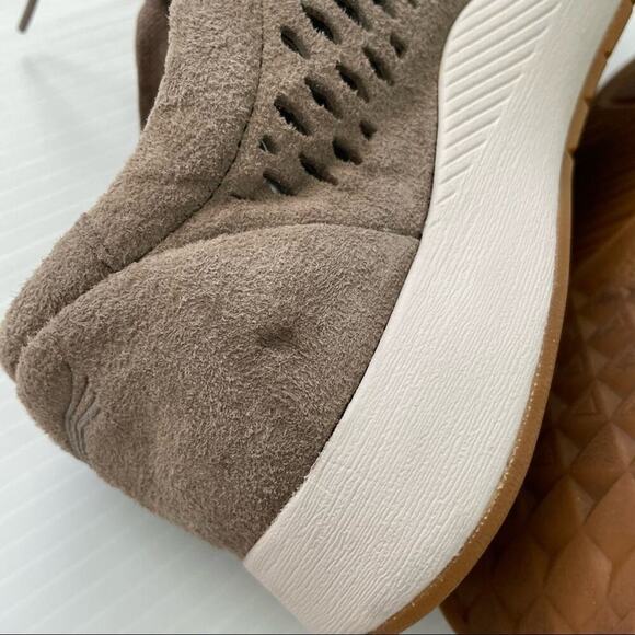 Dansko Charlie sneaker women’s tan perforated style pattern lace-up sz 38 /7.5-8 - Picture 6 of 12